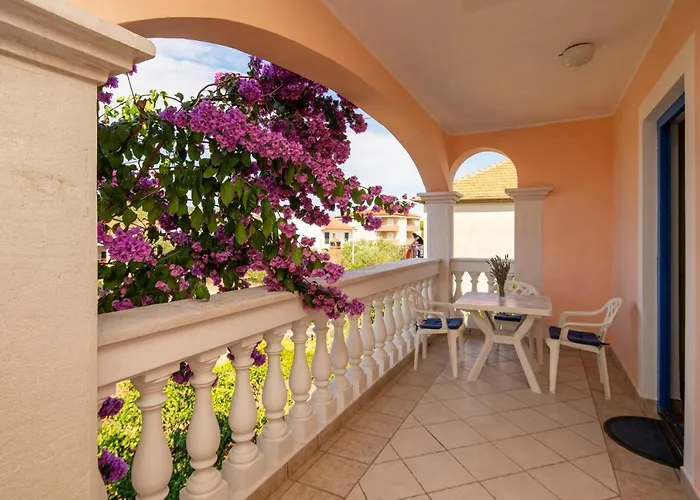 With Parking Space - 8214 Apartmán Pašman