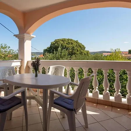 With Parking Space - 8214 アパート Pašman